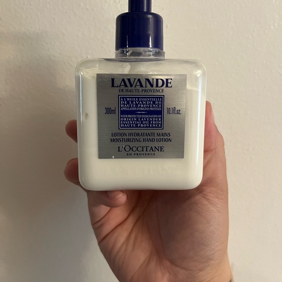 L'OCCITANE Lavande Moisturizing Hand Lotion w/ Pump - Picture 2 of 5